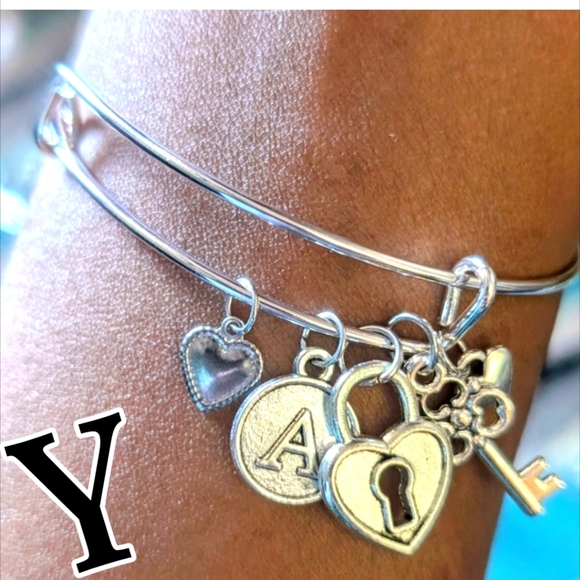 bite & pout "Y" Silver Initial Bangle - Picture 1 of 5